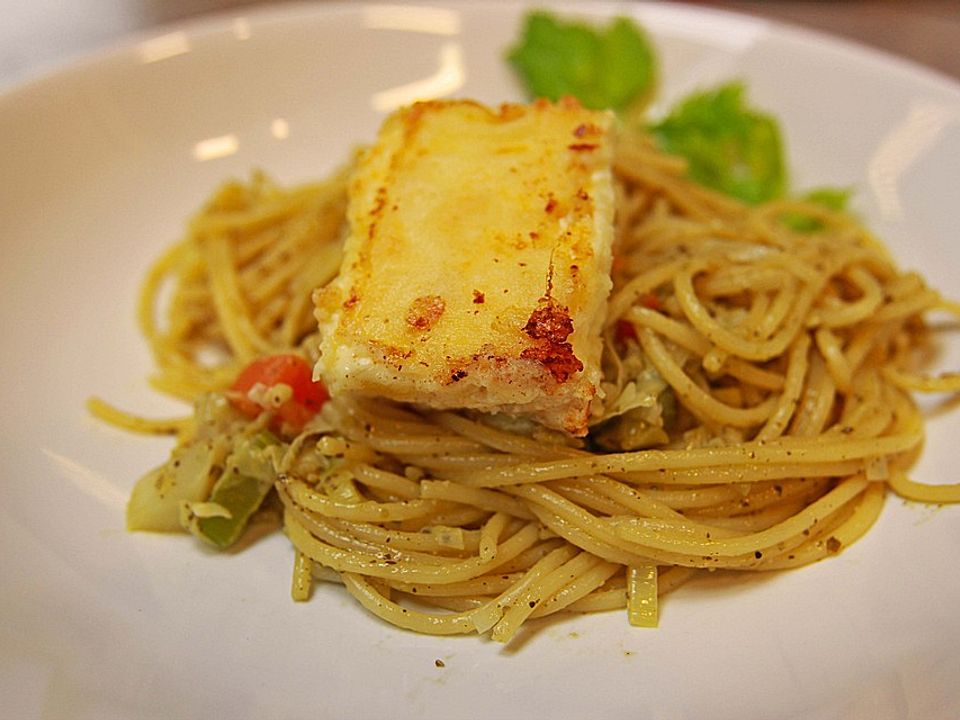 Pesto-Spaghetti an gebratenem Feta mit buntem Gemüse von McMoe| Chefkoch