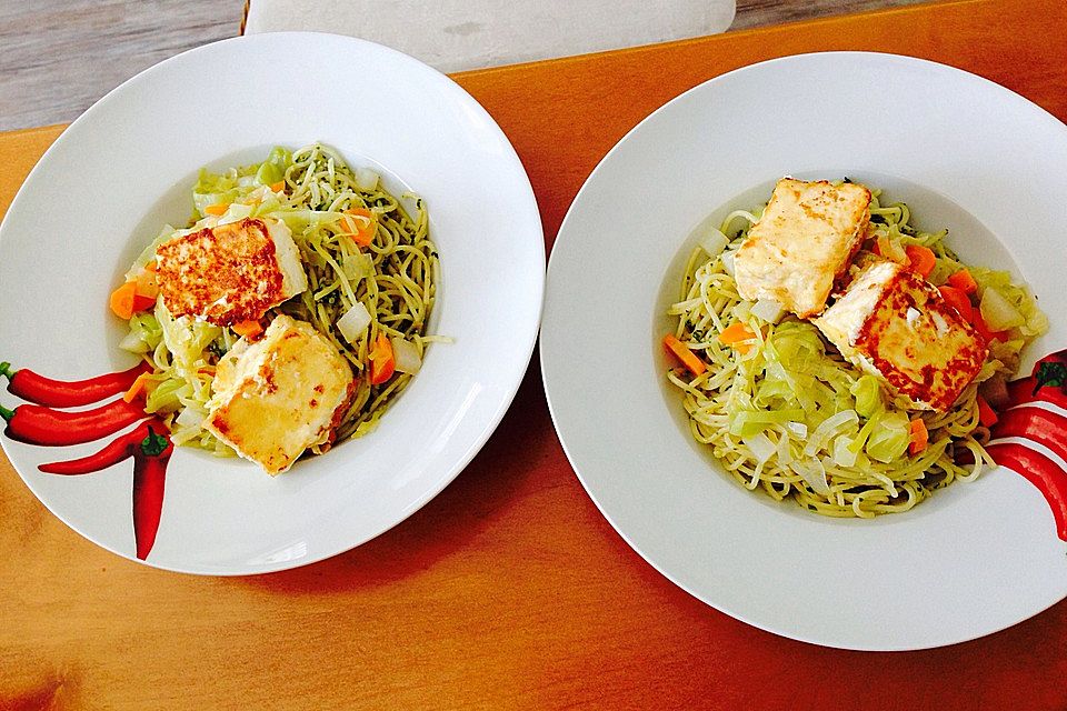 Pesto-Spaghetti an gebratenem Feta mit buntem Gemüse