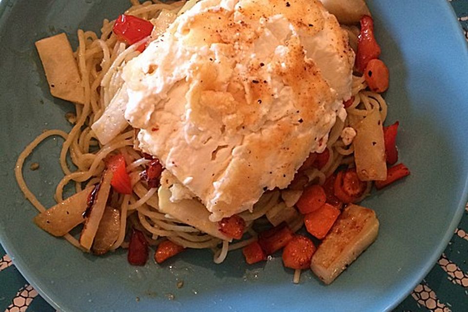 Pesto-Spaghetti an gebratenem Feta mit buntem Gemüse