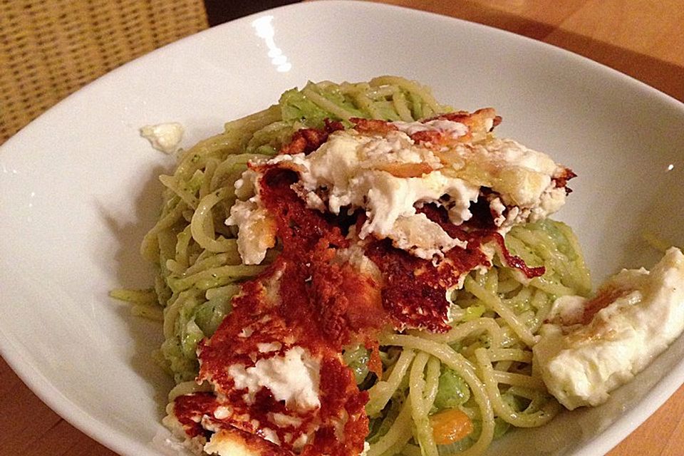 Pesto-Spaghetti an gebratenem Feta mit buntem Gemüse