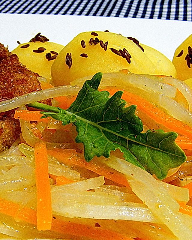Kohlrabi-Julienne an Kümmelkartoffeln