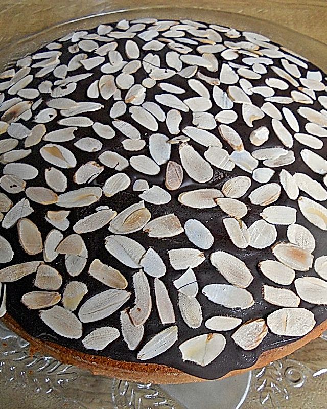 Amaretto-Mandel-Kuchen mit Marzipan
