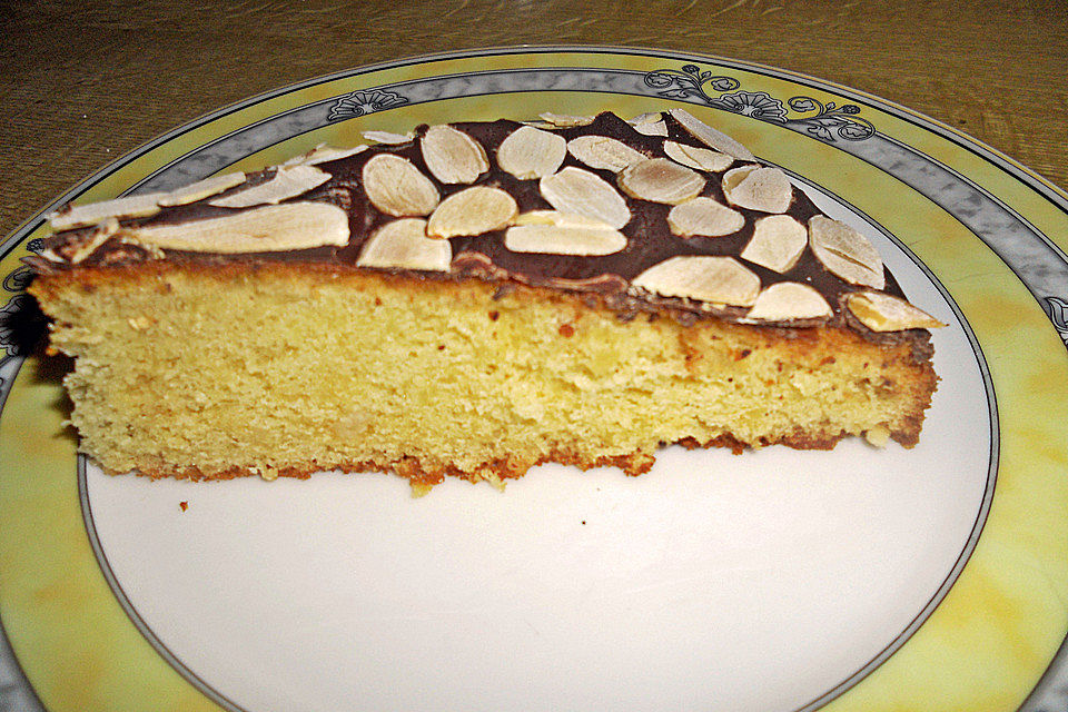 Amaretto-Mandel-Kuchen mit Marzipan