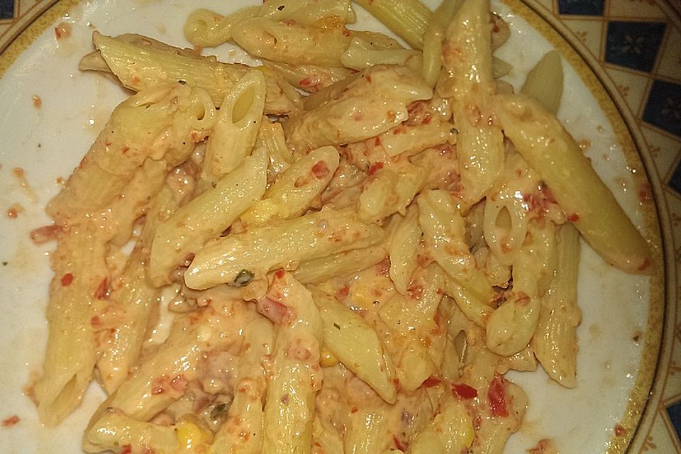 Penne mit einer cremigen Speck- und Gemüsesauce