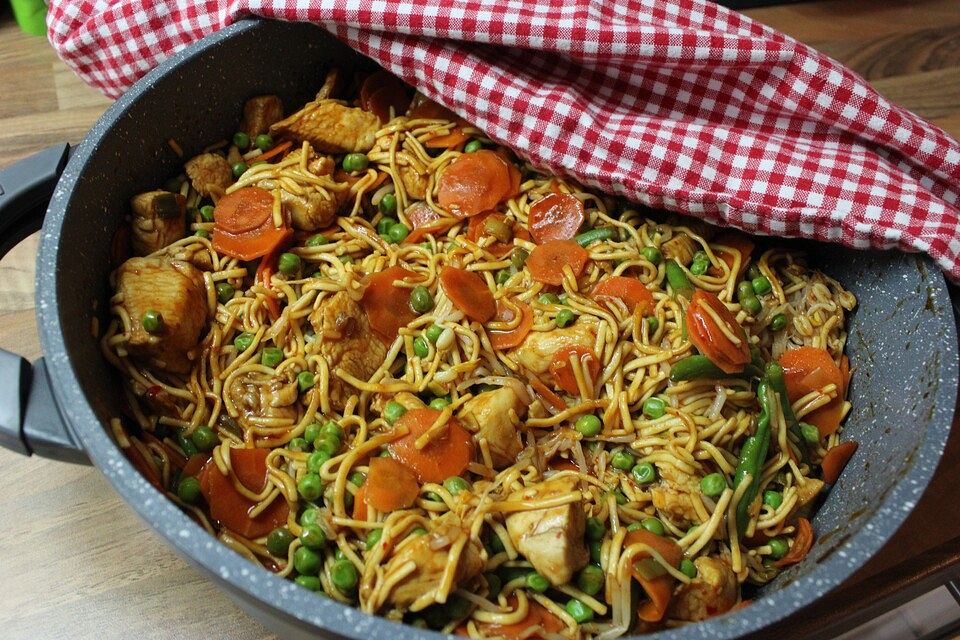 Wok-Noodles mit Hähnchenbrust