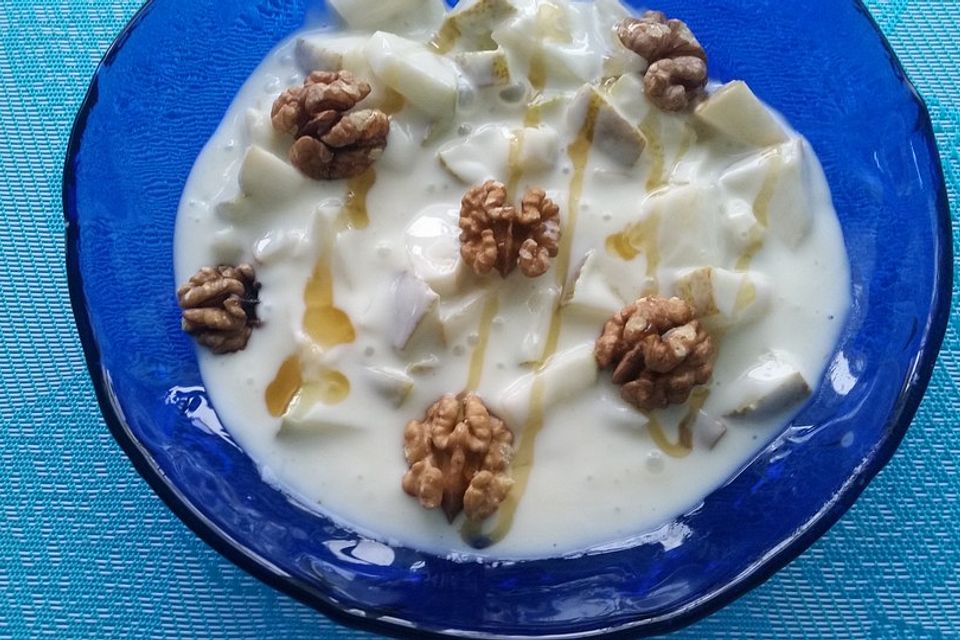 Joghurt mit Obst und Walnüssen