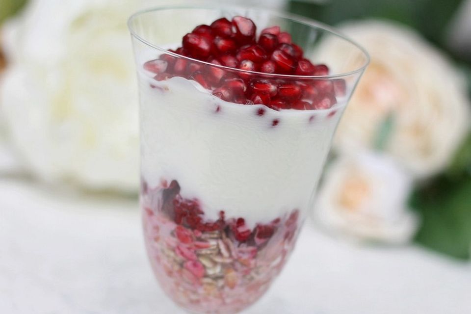 Joghurt mit Dinkelflocken und Himbeeren