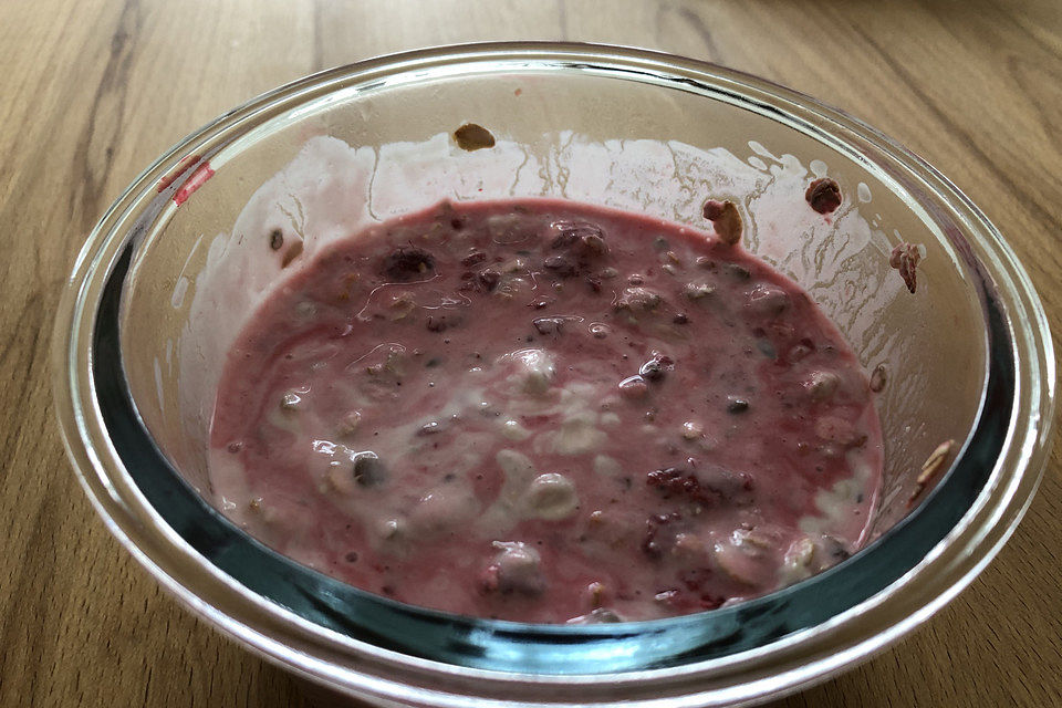 Joghurt mit Dinkelflocken und Himbeeren Joghurt mit Dinkelflocken und Himbeeren