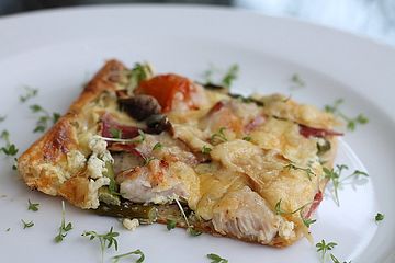 Blätterteigpizza mit Salami und grünem Spargel