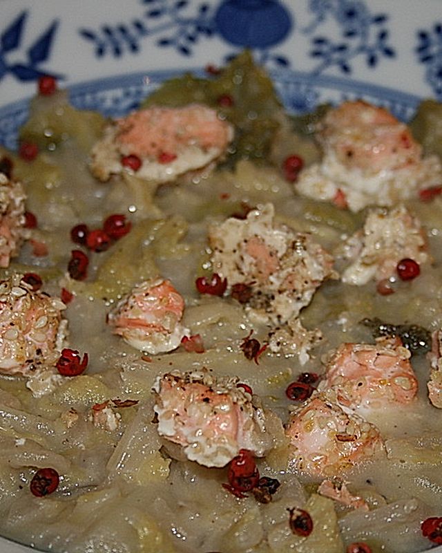 Wirsing-Kartoffelsuppe mit Lachswürfeln