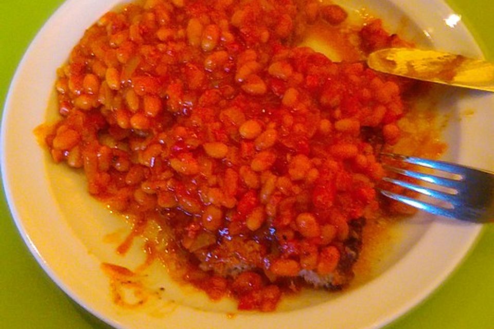 Deftiges Männerkotelett mit Baked Beans und Speck