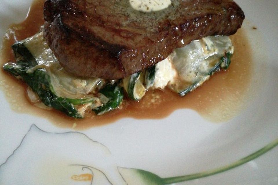 Minutensteaks mit Zucchini-Spinat Beilage