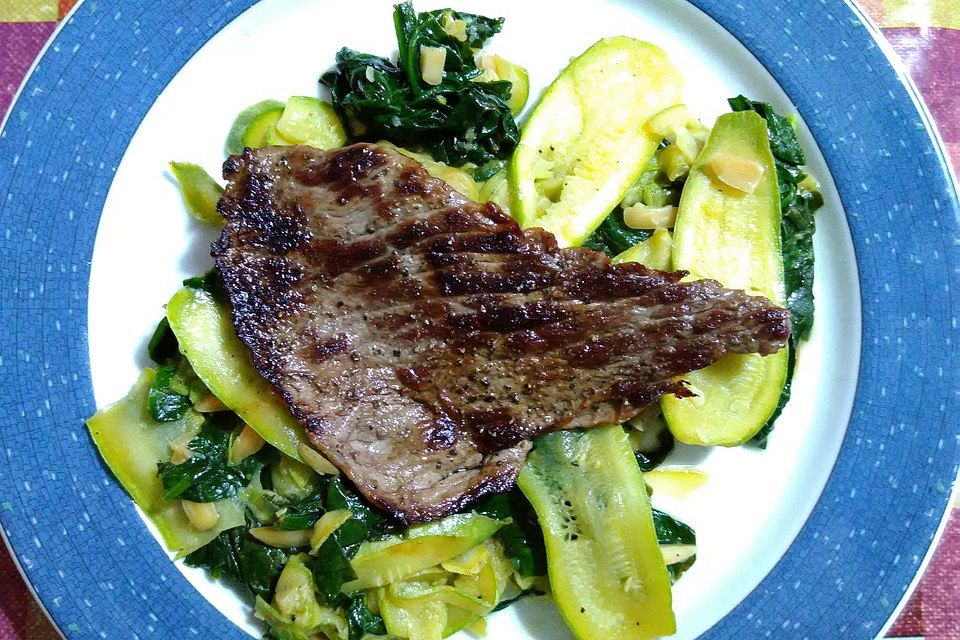 Minutensteaks mit Zucchini-Spinat Beilage