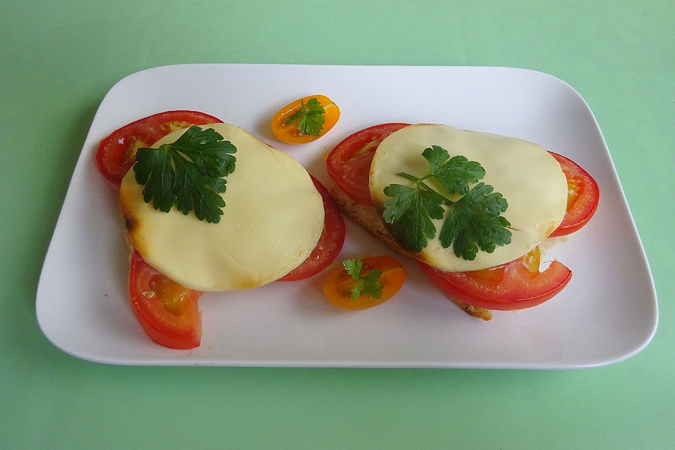 Fladenbrot mit Knoblauchfrischkäse, Tomaten und Feta überbacken