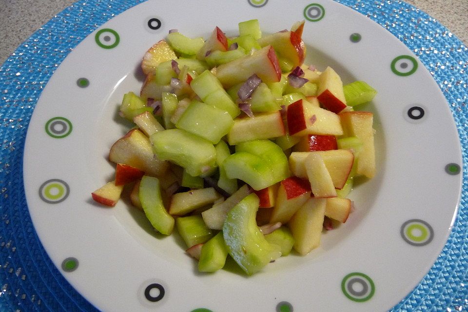 Gurkensalat mit Apfel, Zwiebel und Limone