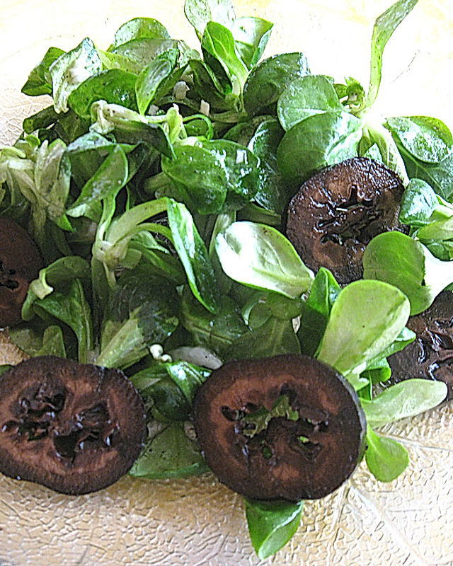 Feldsalat mit schwarzen Nüssen