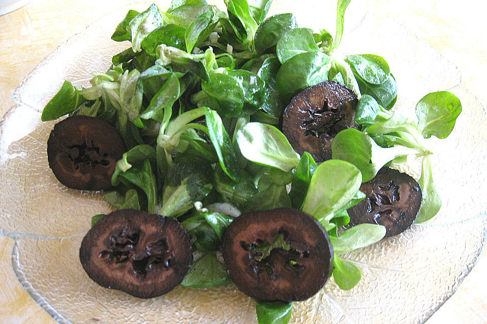 Feldsalat mit schwarzen Nüssen