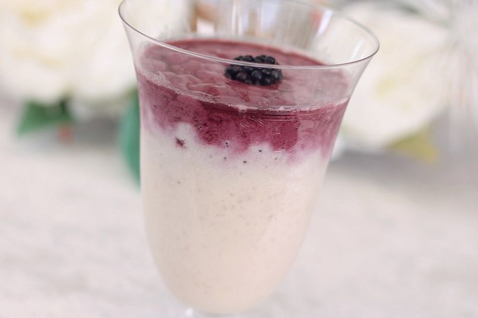 Schichtjoghurt mit Bananen und Brombeeren