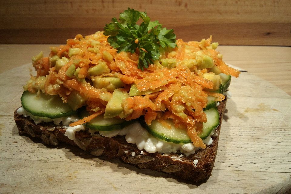 Avocado-Möhren-Frischkäse-Aufstrich auf Vollkornbrot