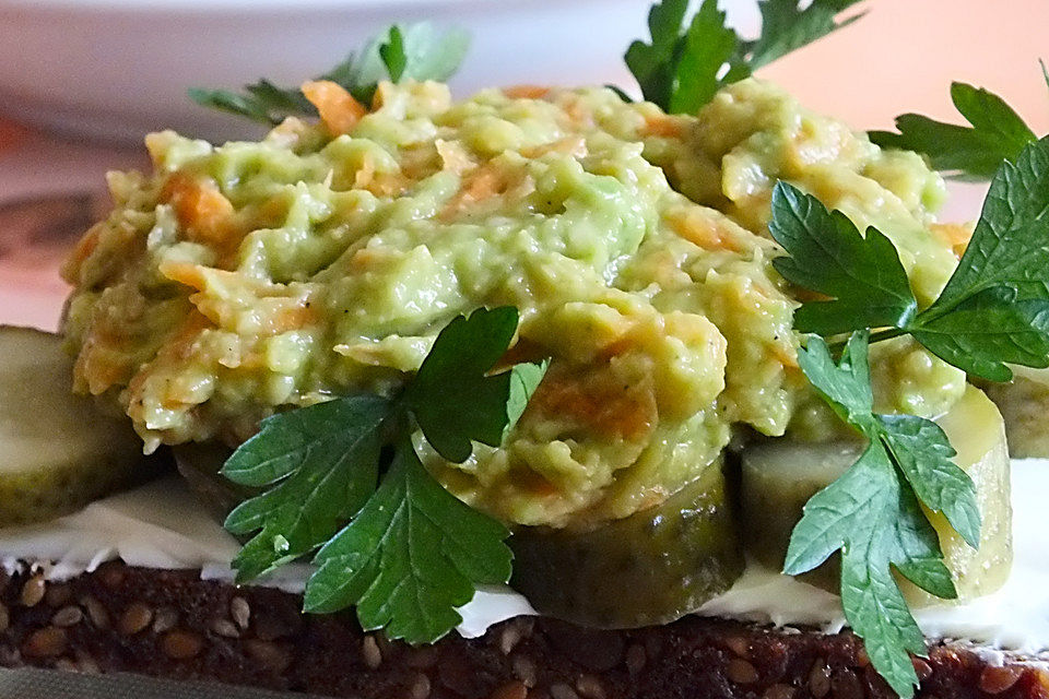 Avocado-Möhren-Frischkäse-Aufstrich auf Vollkornbrot