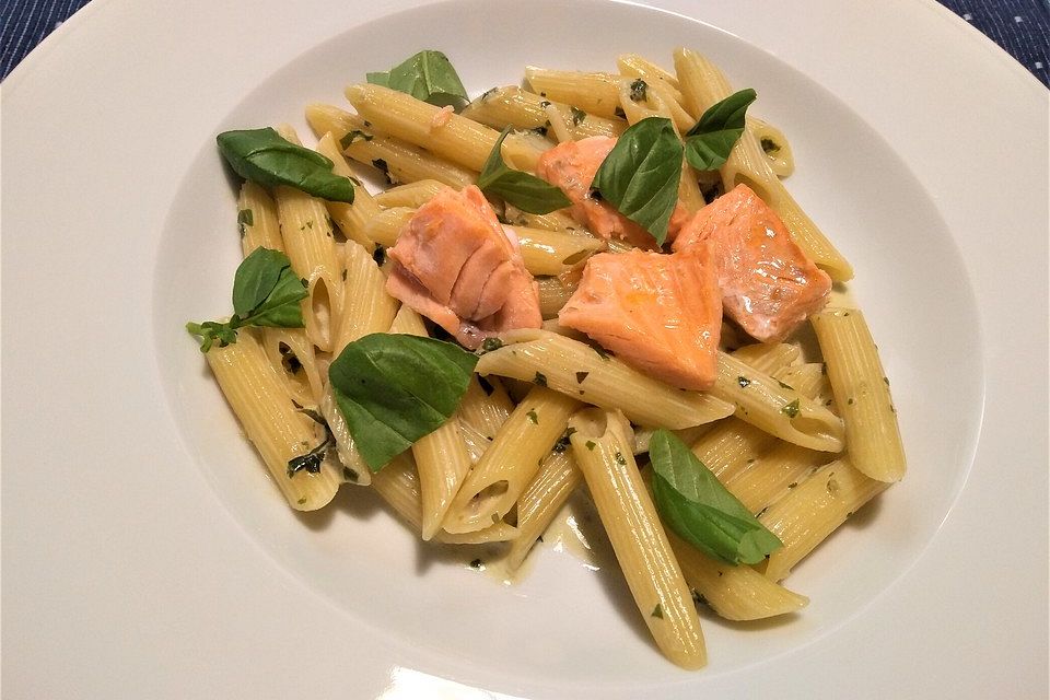 Pasta mit Lachs-Basilikum-Soße