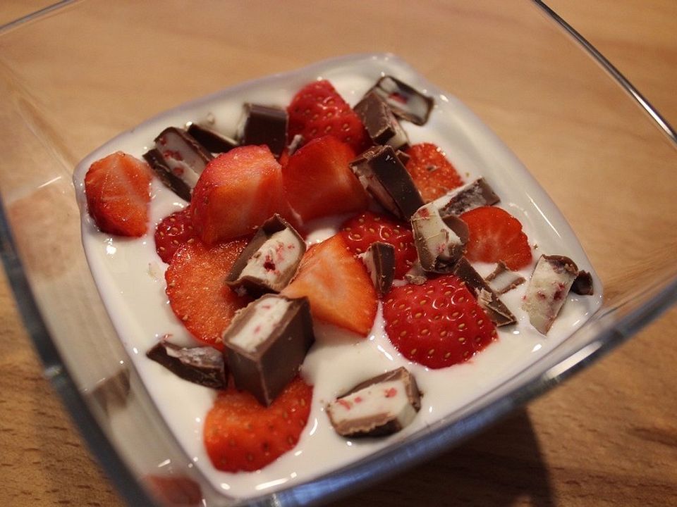 Erdbeer-Quark-Creme mit Schokoriegel von Kuchenundmehr| Chefkoch