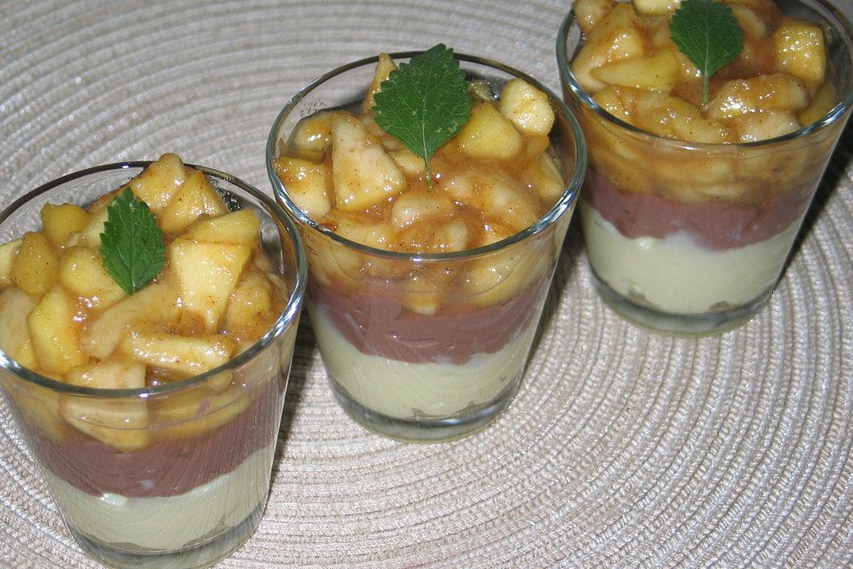 Karamellisierte Äpfel und Bananen auf Pudding