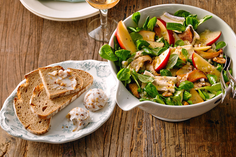 Feldsalat mit Champignons und Camembert