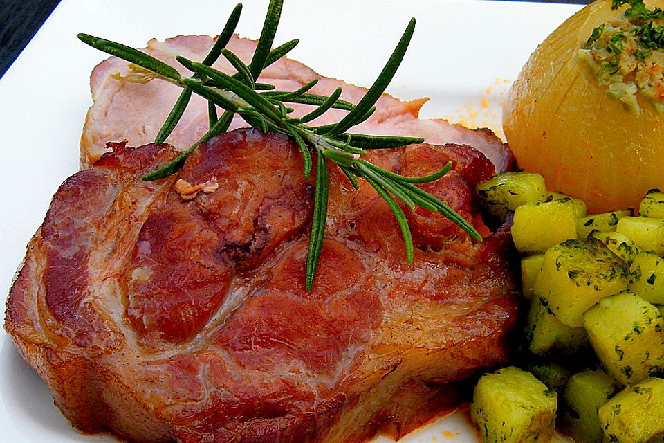 Geräucherter Schweinekamm mit Knoblauch gespickt