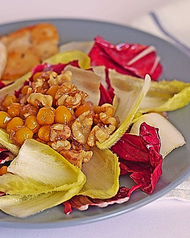 Chicorée-Radicchio-Salat mit Kichererbsentopping