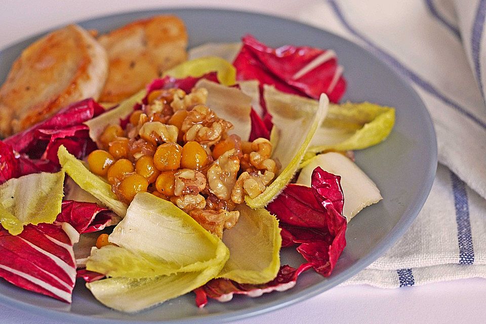 Chicorée-Radicchio-Salat mit Kichererbsentopping