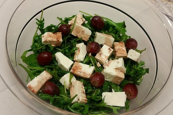 Rucolasalat mit Feta und Trauben mit Himbeer-Balsamico Dressing von ... Rucolasalat mit Feta und Trauben mit Himbeer-Balsamico Dressing von ...