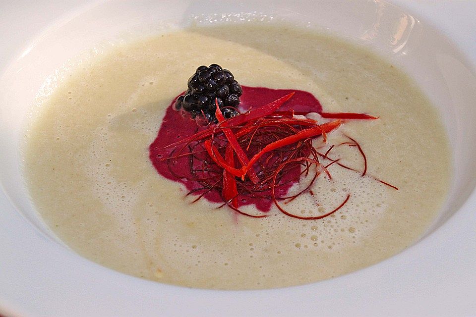 Topinambursuppe mit Chili-Brombeer-Schaum