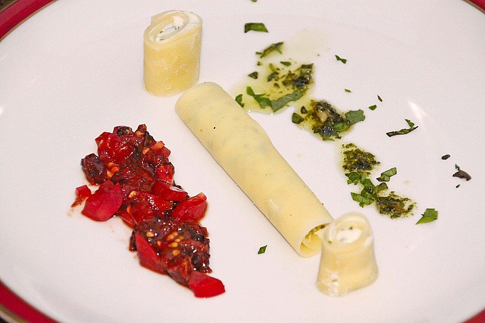 Cannelloni vom Hobelkäse mit Oliven-Tomaten-Tapenade