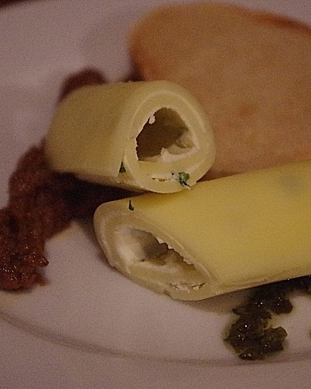 Cannelloni vom Hobelkäse mit Oliven-Tomaten-Tapenade