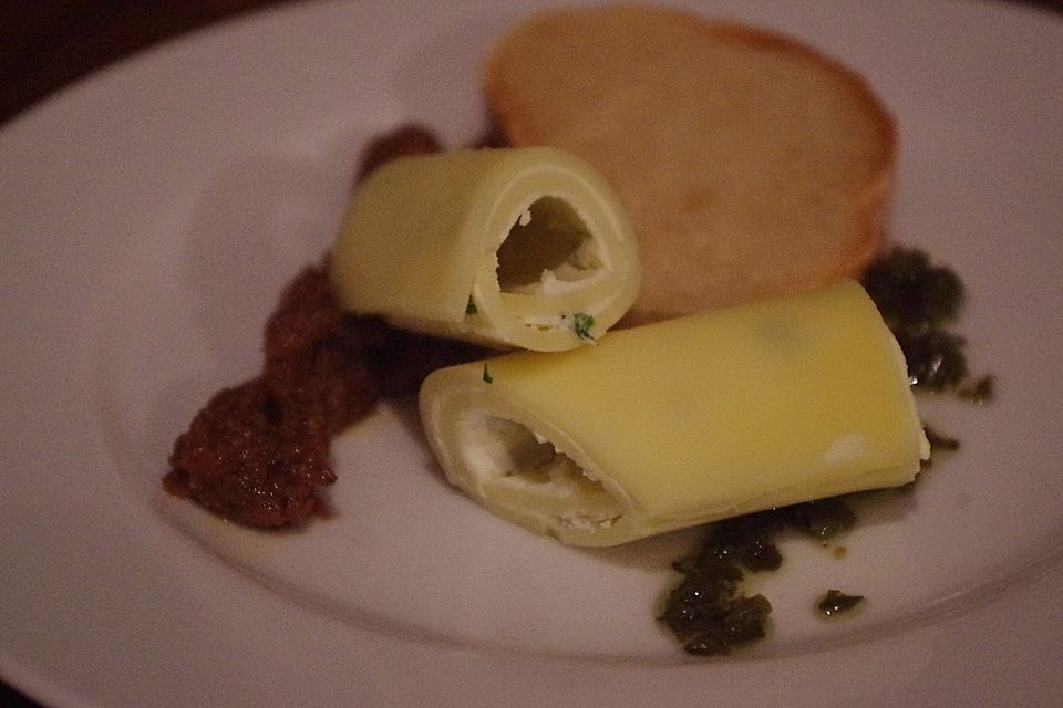 Cannelloni vom Hobelkäse mit Oliven-Tomaten-Tapenade