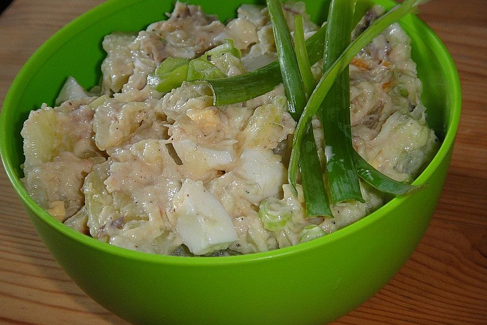 Kartoffelsalat mit Ei und Räuchermakrele