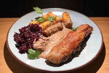 Entenbrust mit Rotkohl und Rotweinsauce