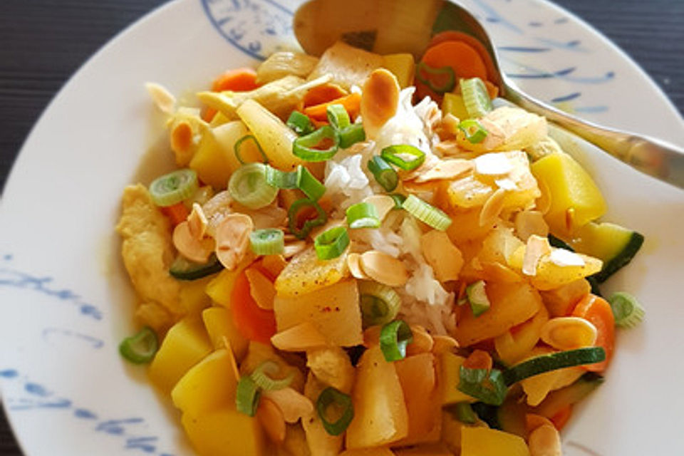 Süßkartoffelcurry mit karamellisierter Ananas