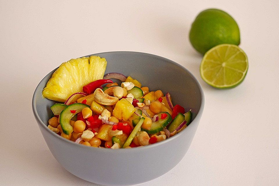 Kichererbsensalat mit Ananas, Gurke und Paprika