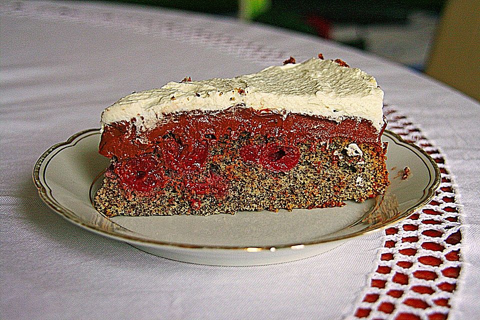 Kirsch-Mohn-Kuchen mit Schokocreme und Sahne