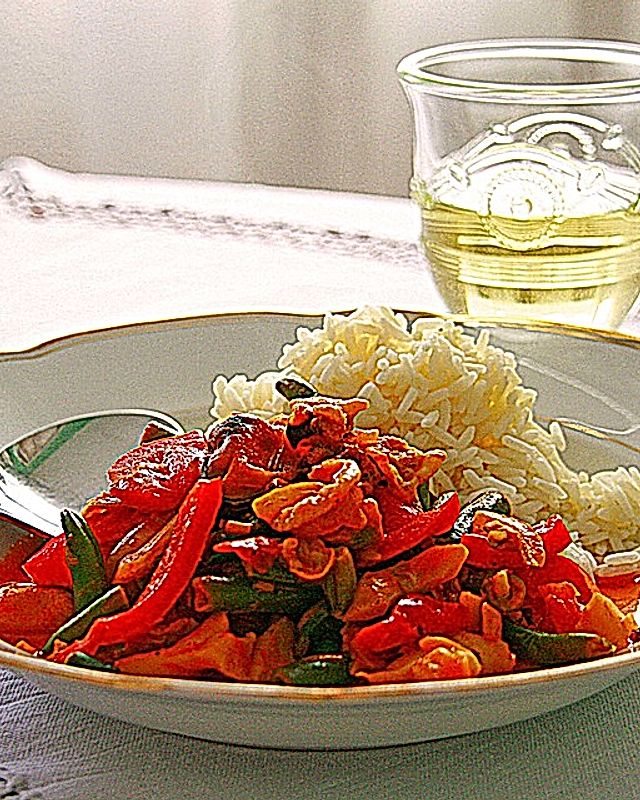 Meeresfrüchte-Gemüsepfanne mit pikanter Weißwein-Paprika-Sahnesoße