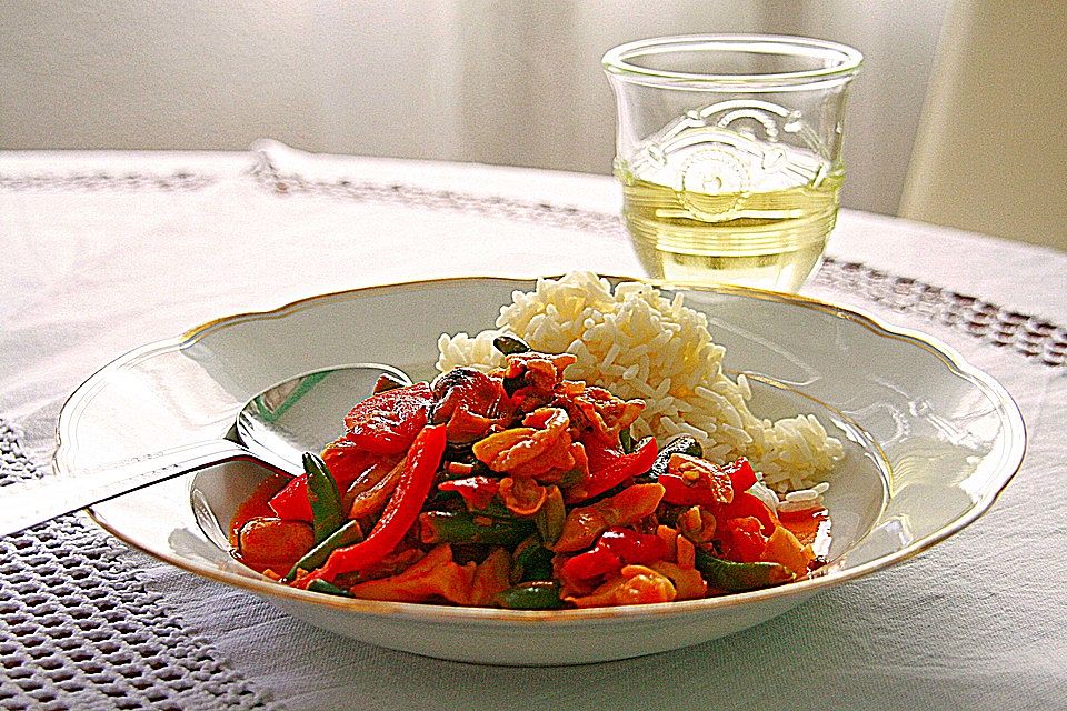 Meeresfrüchte-Gemüsepfanne mit pikanter Weißwein-Paprika-Sahnesoße