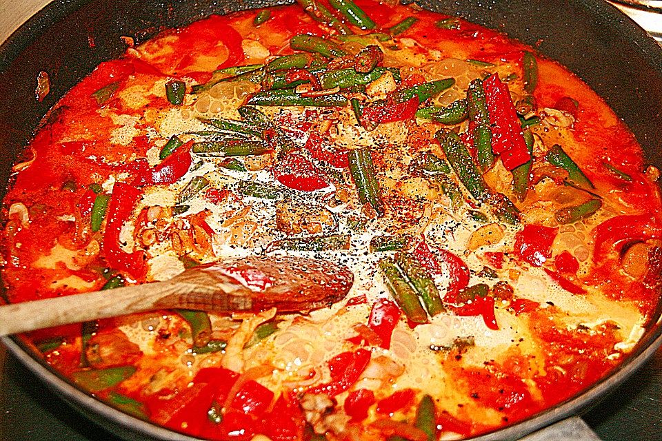 Meeresfrüchte-Gemüsepfanne mit pikanter Weißwein-Paprika-Sahnesoße