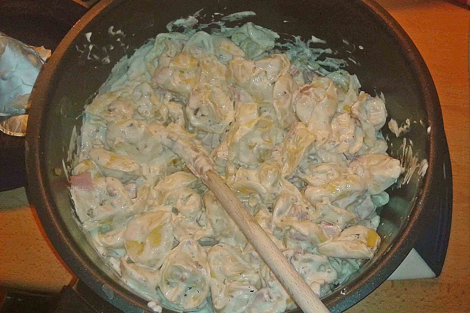 Tortellini mit Crème fraîche und Schinken