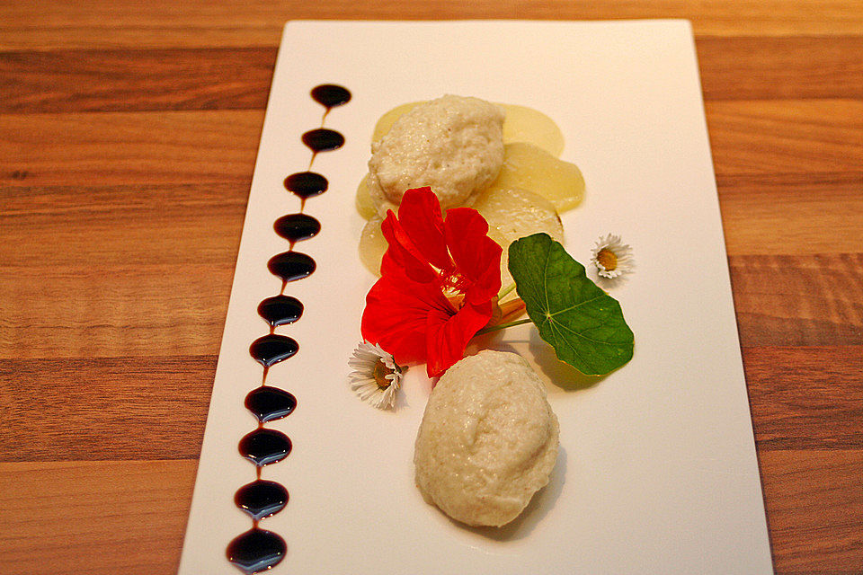 Mousse und Carpaccio vom Kohlrabi mit gebratenen Riesengarnelen