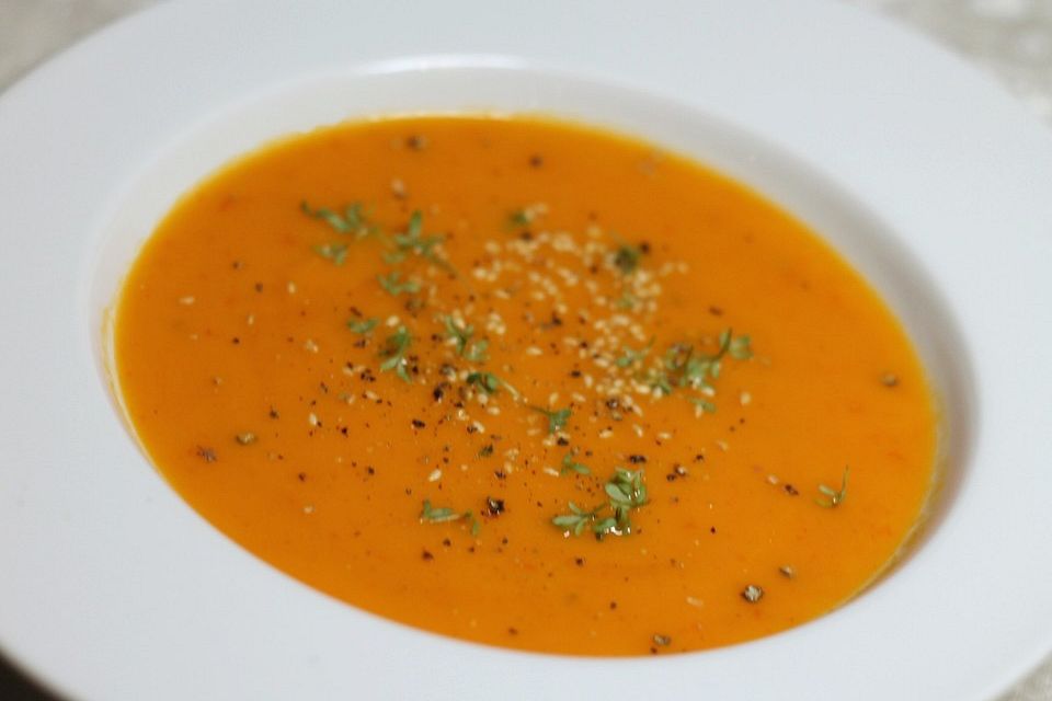 Tomaten-Paprika-Möhren Suppe mit Ingwer und Zitronengras