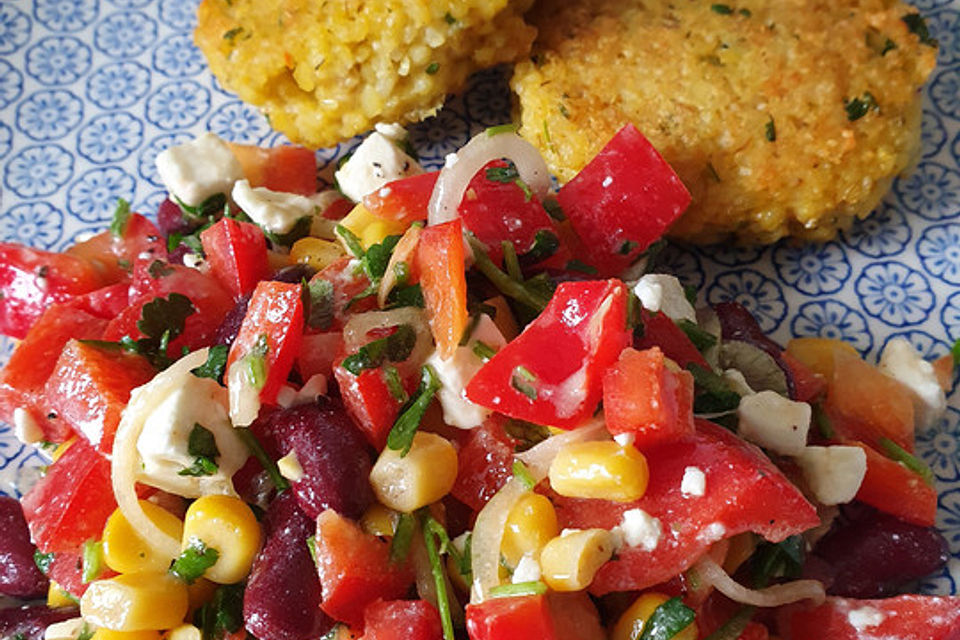 Bohnensalat mit Mais, Paprika und Schafskäse