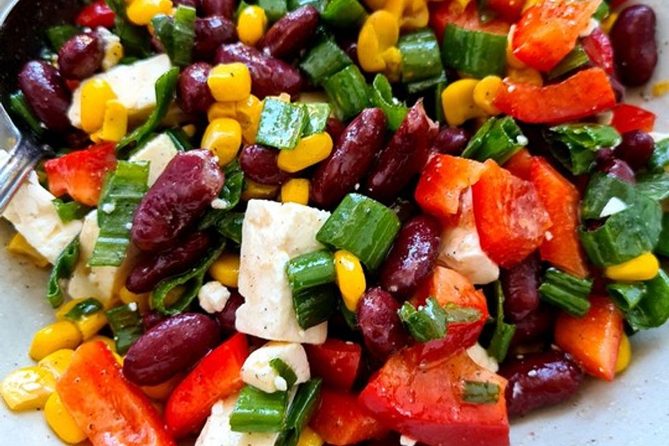 Bohnensalat mit Mais, Paprika und Schafskäse