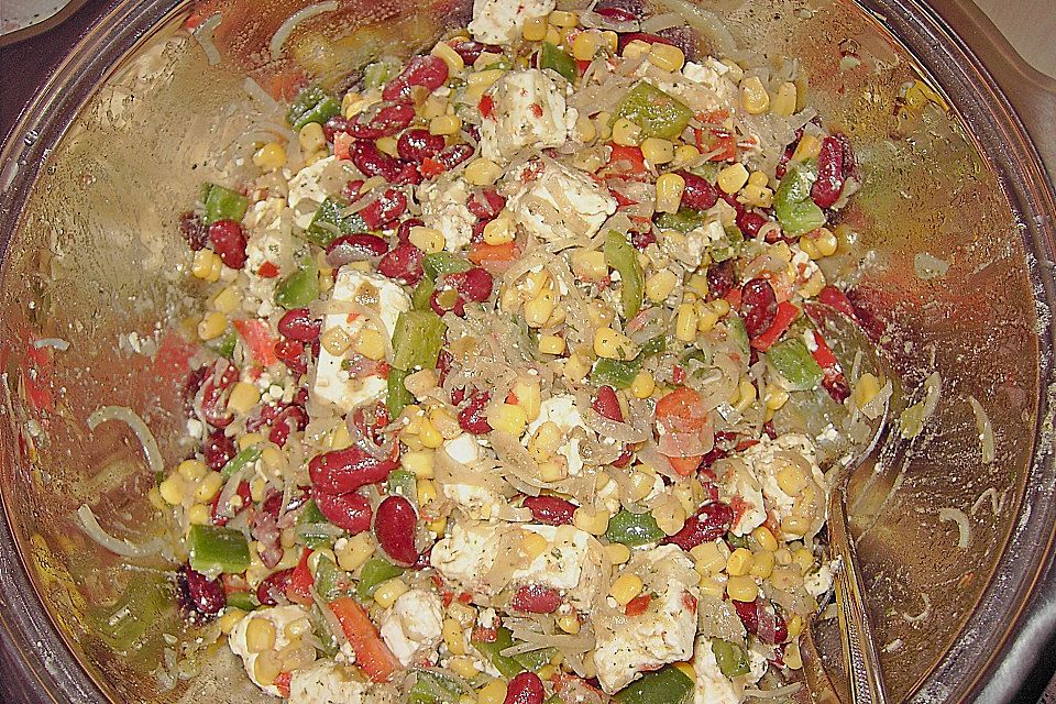 Bohnensalat mit Mais, Paprika und Schafskäse